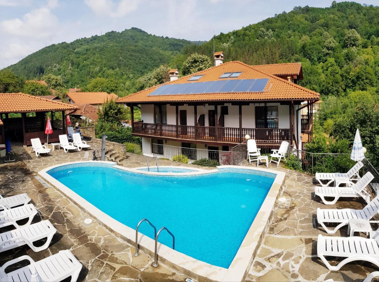 Family Hotel Chiflik Hills Exterior photo