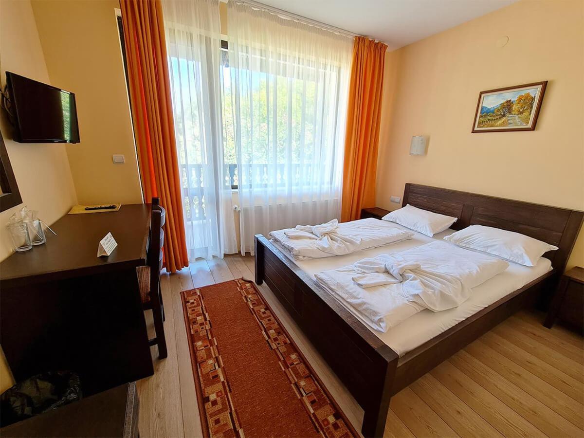 Family Hotel Chiflik Hills Room photo