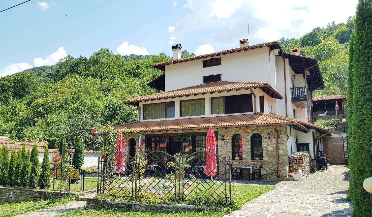 Family Hotel Chiflik Hills Exterior photo