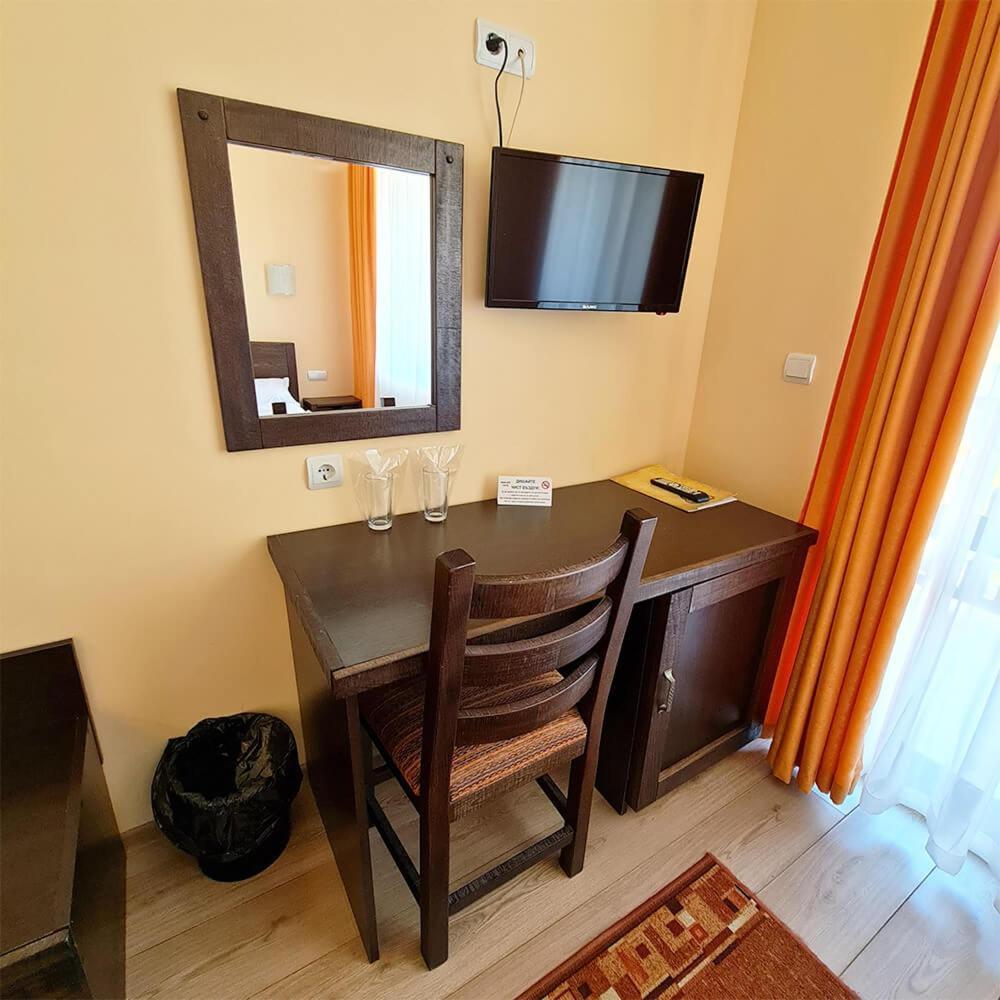 Family Hotel Chiflik Hills Room photo