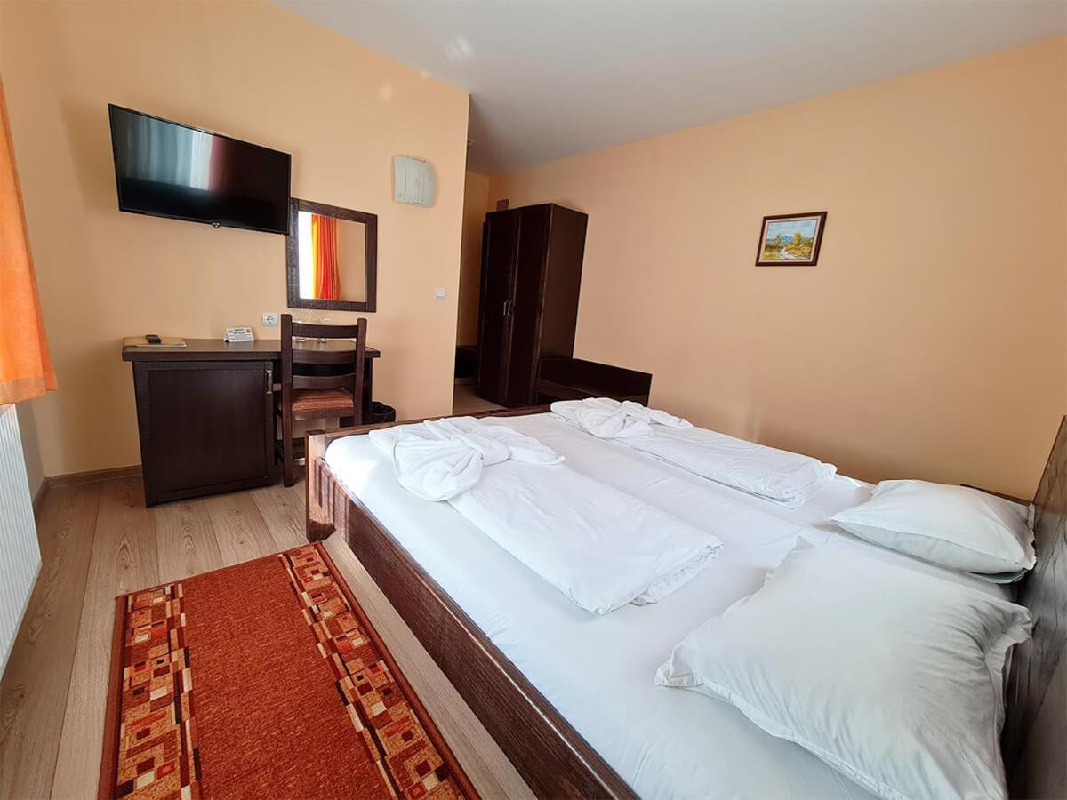 Family Hotel Chiflik Hills Room photo