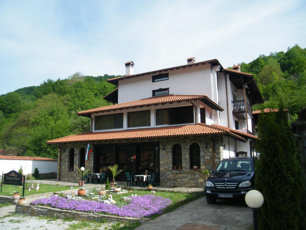 Family Hotel Chiflik Hills Exterior photo