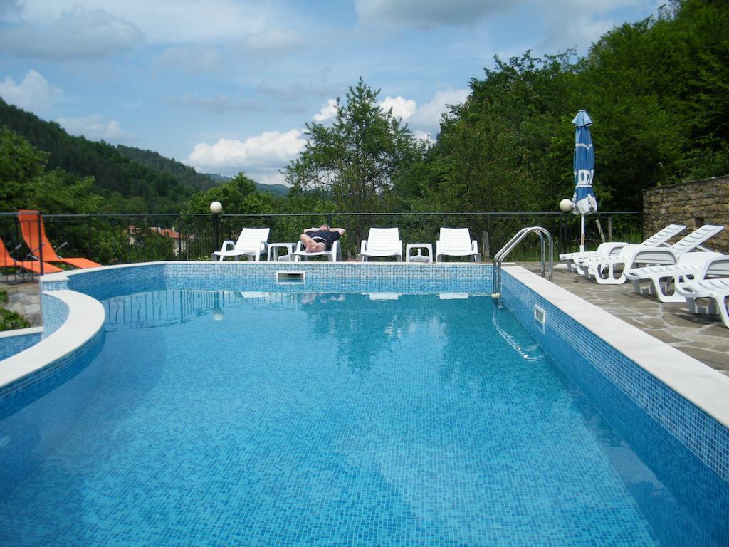 Family Hotel Chiflik Hills Exterior photo
