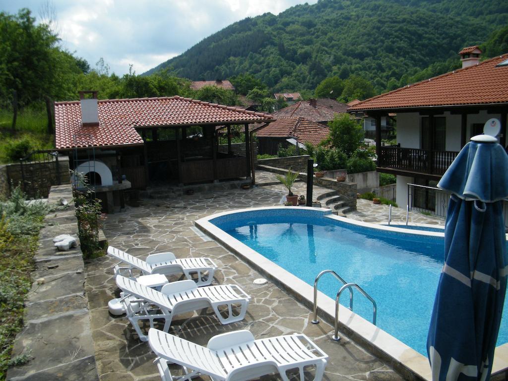 Family Hotel Chiflik Hills Exterior photo