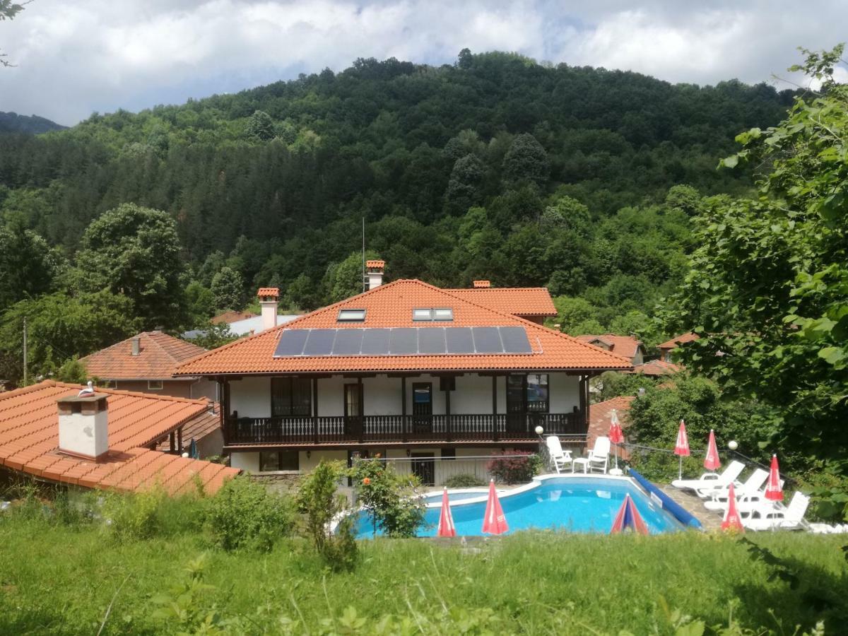 Family Hotel Chiflik Hills Exterior photo